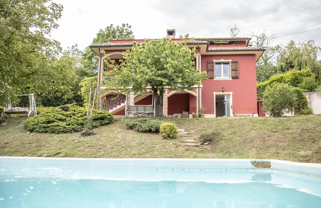 Villa Patti per gruppi fino a 20 persone, con piscina privata, camino e grande giardino nelle colline marchigiane-1